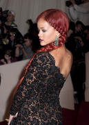 th_489046743_RihannaCostumeInstituteGalaMetBallinNYC_2.5.2011_48_122_102lo.jpg