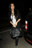 Kim Kardashian (Ким Кардашьян) - Страница 4 Th_55433_Preppie_-_Kim_Kardashian_arrives_at_Il_Sole_restaurant_-_Nov._11_2009_736_122_104lo