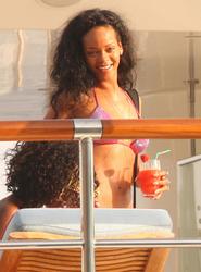 th_605691853_RihannaonheryachtinSaintJeandeLuz27.7.2012_116_122_114lo.jpg