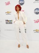 th_40332_Rihanna2011BillboardMusicAwardsArrival22.5.2011_58_122_131lo.jpg