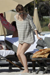 http://img226.imagevenue.com/loc14/th_312694603_Mischa_Barton_Bikini_Candids_on_the_Beach_in_Miami_December_27_2011_233_122_14lo.jpg
