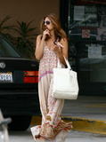 th_85661_Eva_Mendes_leaves_a_nail_salon_in_Beverly_Hills_280809_172_122_173lo.jpg