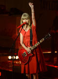 th_49946_Preppie_Taylor_Swift_turns_on_the_Westfield_Christmas_Lights_106_122_177lo.jpg