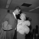 th_54680_MarilynMonroe_ArrivalInLAForFilmingLetsMakeLove_Nov-02-1959_05_122_21lo.jpg