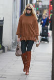 th_14569_celebrity_paradise.com_TheElder_ClaudiaSchiffer2010_11_24_outandaboutinwestLondon12_122_220lo.jpg