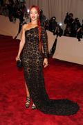 th_896748448_RihannaCostumeInstituteGalaMetBallinNYC_2.5.2011_93_122_257lo.jpg