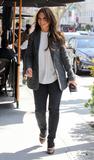 th_86078_celebrity_paradise.com_TheElder_JenniferLoveHewitt2011_03_22_goestolunchinHollywood11_122_258lo.jpg