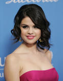 th_63139_Selena_Gomez_-_UNICEF_Ball_Honoring_Jerry_Weintraub_in_Beverly_Hills_-_December_10_2009_029_122_353lo.jpg