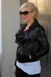 Gwen Stefani (Гвен Стефани) Th_09595_Preppie_-_Gwen_Stefani_arriving_at_LAX_Airport_-_October_26_2009_216_122_384lo