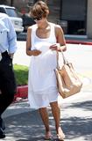 th_26333_Celebutopia-Halle_Berry_outing_with_her_daughter_in_Santa_Monica-11_122_393lo.JPG