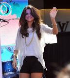 th_68606_celebrity_paradise.com_TheElder_SelenaGomez105_122_40lo.jpg