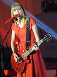 th_46191_Preppie_Taylor_Swift_turns_on_the_Westfield_Christmas_Lights_55_122_418lo.jpg
