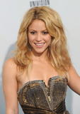 th_64804_celebrity_paradise.com_TheElder_Shakira2010_07_15_2010PremiosJuventudAwards11_122_450lo.jpg