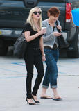 th_71882_Preppie_-_Reese_Witherspoon_stops_for_coffee_in_Santa_Monica_-_Jan._16_2010_734_122_492lo.jpg