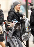 th_71809_Preppie_-_Naomi_Watts_packing_up_the_car_in_New_York_City_-_Jan._15_2010_199_122_503lo.jpg