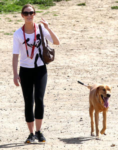 th_025452884_Emily_Blunt_20110305_walking_her_dog_in_a_park_in_Hollywood_Hills_017_122_507lo.jpg