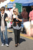 th_47906_Preppie_-_Kristen_Bell_buying_flowers_and_oranges_in_Los_Angeles_-_October_25_2009_247_122_515lo.jpg