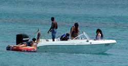 th_208142103_RihannaenjoysafunridewithfriendsonaboatinBarbados_52_122_528lo.jpg