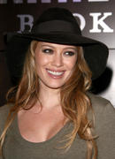 http://img226.imagevenue.com/loc564/th_82651_Hilary_Duff_signing_her_book_at_Barnes_Noble_at_The_Grove7_122_564lo.jpg