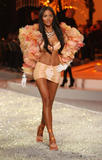 Emanuela de Paula - Page 2 Th_81964_VictoriasSecretFashionShow_2008_EmanuelaDePaula_01_122_565lo