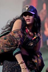 th_005422945_RihannaperformsliveattheBarclaycardWirelessFestivalHydeParkLondon8.7.2012_175_122_600lo.jpg