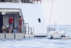 th_341092421_RihannaonheryachtinEzesurMer26.7.2012_14_122_62lo.jpg