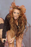 Miley Cyrus hot et a moitié nue en concert - hot.curul.fr