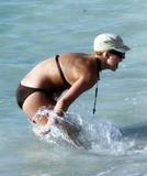 th_49965_Celebutopia-Britney_Spears_in_bikini_on_the_beach_in_the_Carribbean-44_122_82lo.jpg