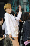 th_83618_celebrity-paradise.com-The_Elder-Rihanna_2009-11-24_-_ABC8s_Good_Morning_America_live_6580_122_88lo.jpg
