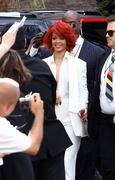 th_311356707_RihannaarrivesattheMGMGrandinlasVegas22.5.2011_04_122_96lo.jpg