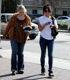 http://img226.imagevenue.com/loc127/th_90396_Vanessa_Hudgens_2009-03-30_-_pumping_gas_in_Hollywood_655_122_127lo.jpg