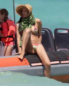 Irina Shayk – Bikini Candids in Mexicop4glgpc72h.jpg