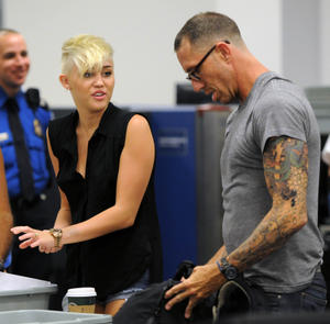 http://img226.imagevenue.com/loc448/th_355330789_MileyCyrus_LAXDeparture_September21_2012_5_122_448lo.jpg