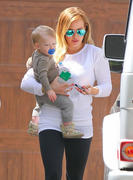 http://img226.imagevenue.com/loc567/th_467048074_Hilary_Duff_at_moms_house9_122_567lo.jpg