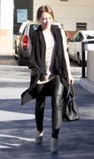 http://img226.imagevenue.com/loc596/th_84779_Hilary_Duff_lunch_in_Studio_City21_122_596lo.jpg